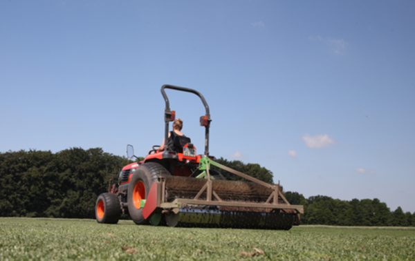 Eine Stollenwalze simuliert starke Belastung wie auf dem Fußballfeld